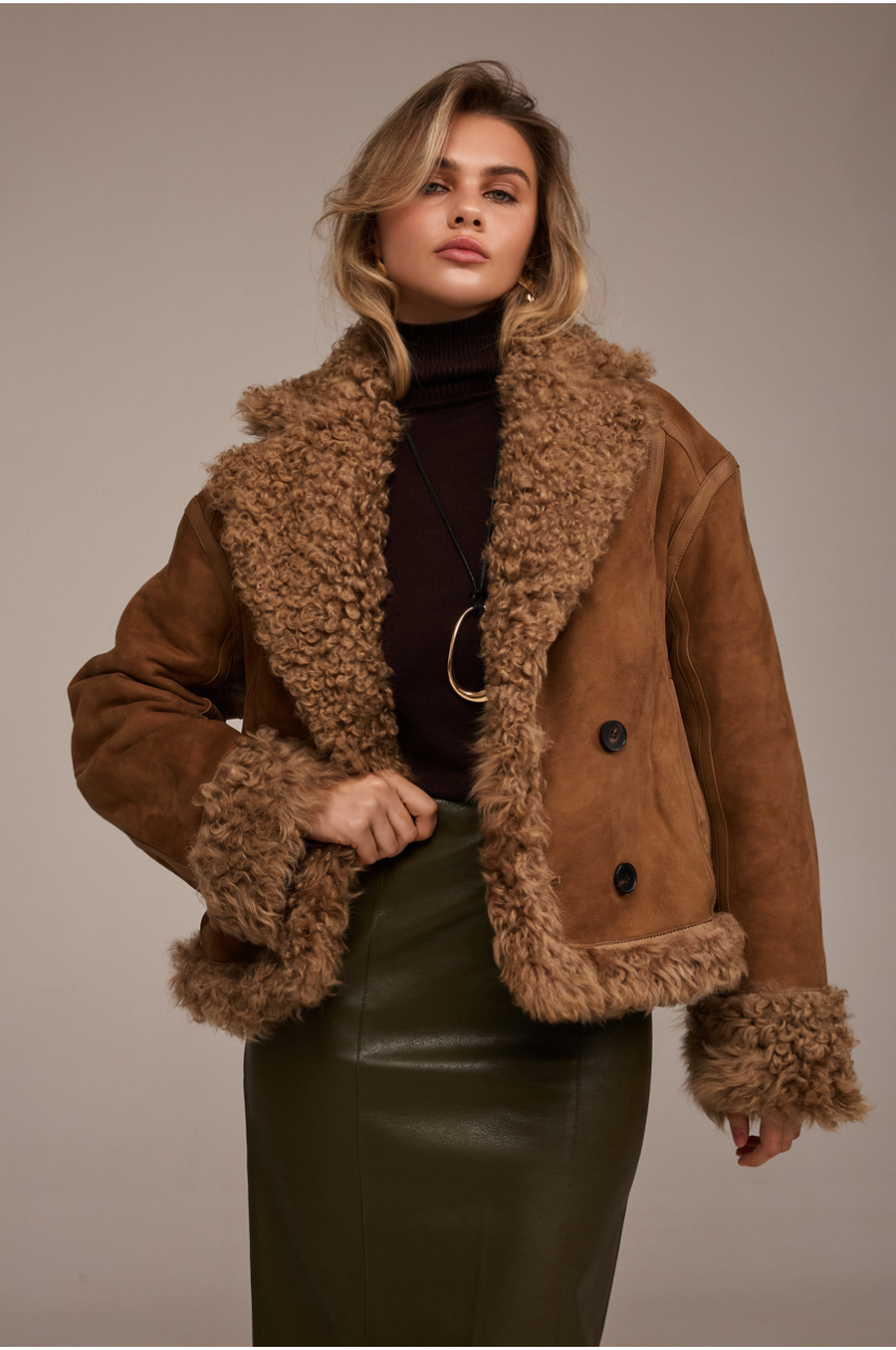 Двухсторонняя замшевая дубленка в цвете кемел - фото 0 Двухсторонняя замшевая дубленка в цвете кемел - фото 0
