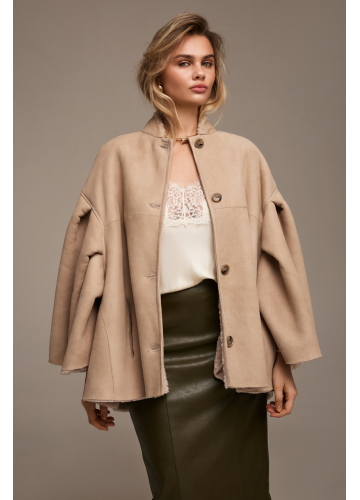Замшевая бежевая дубленка свободного кроя - фото 1