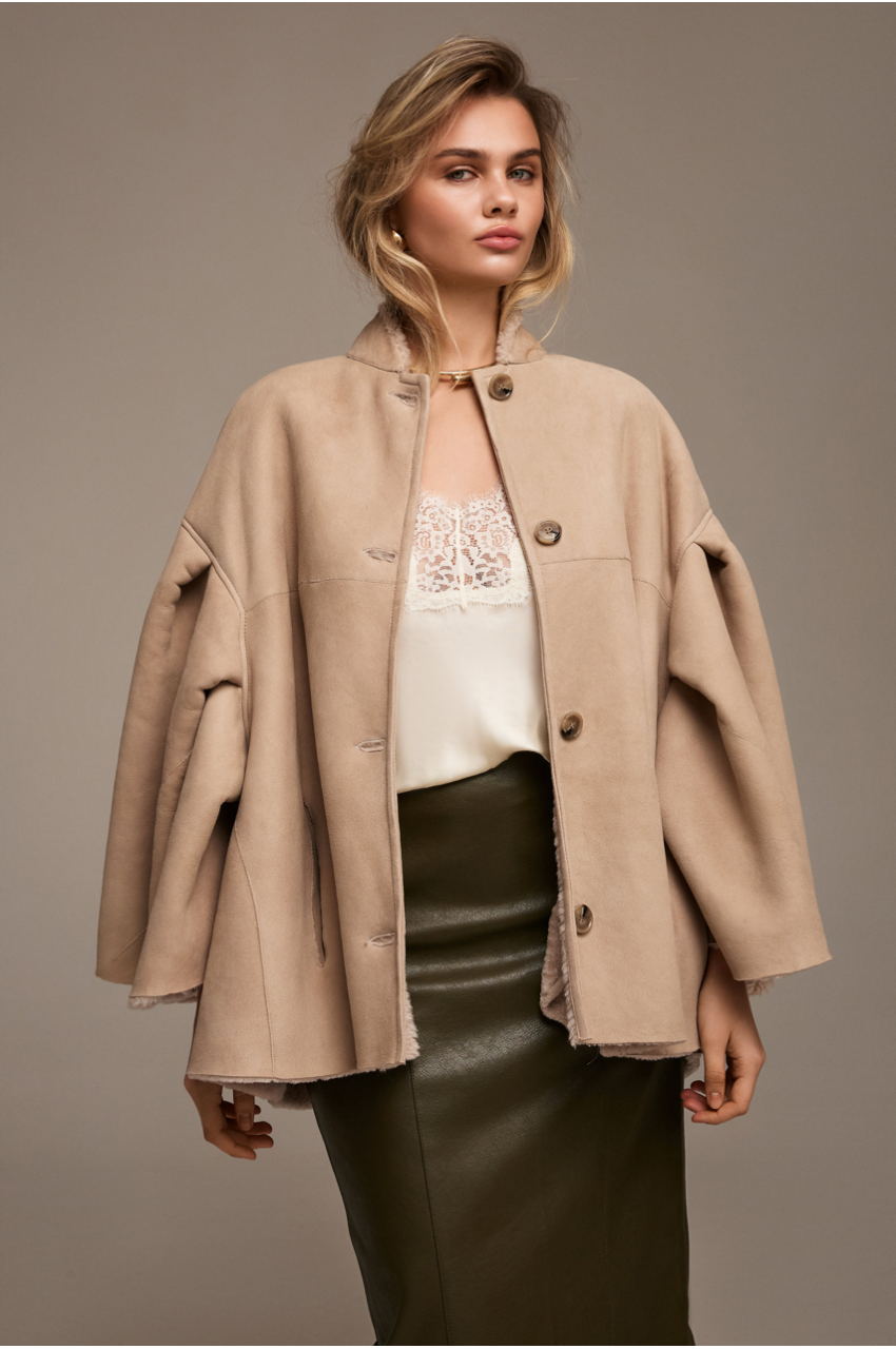 Замшевая бежевая дубленка свободного кроя - фото 0 Замшевая бежевая дубленка свободного кроя - фото 0