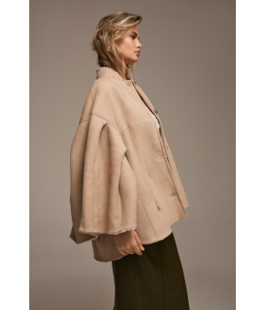 Замшевая бежевая дубленка свободного кроя - фото 3