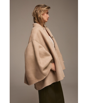 Замшевая бежевая дубленка свободного кроя - фото 1