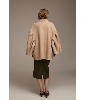 Замшевая бежевая дубленка свободного кроя - фото 0