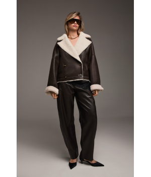 Двухсторонняя короткая дубленка-бомбер коричневого цвета - фото 1