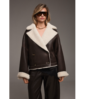 Двухсторонняя короткая дубленка-бомбер коричневого цвета - фото 2