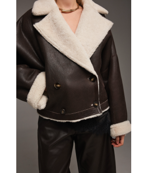 Двухсторонняя короткая дубленка-бомбер коричневого цвета - фото 6