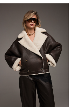 Двухсторонняя короткая дубленка-бомбер коричневого цвета - фото 1