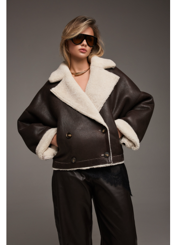 Двухсторонняя короткая дубленка-бомбер коричневого цвета - фото 1