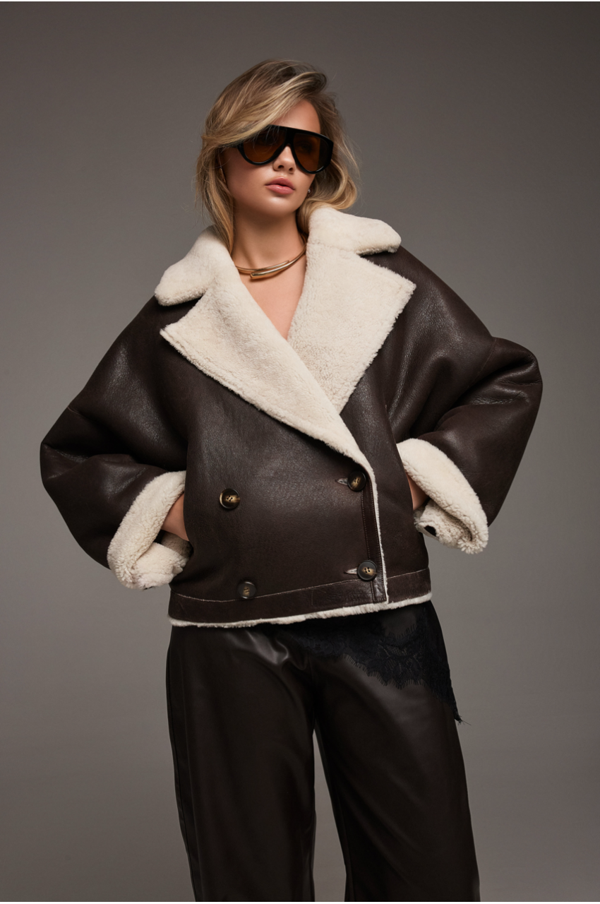 Двухсторонняя короткая дубленка-бомбер коричневого цвета - фото 0 Двухсторонняя короткая дубленка-бомбер коричневого цвета - фото 0