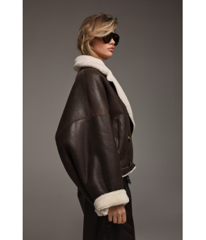 Двухсторонняя короткая дубленка-бомбер коричневого цвета - фото 7