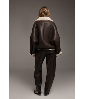 Двухсторонняя короткая дубленка-бомбер коричневого цвета - фото 0