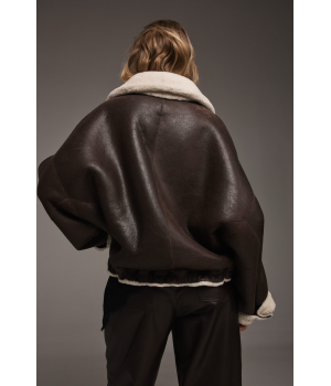 Двухсторонняя короткая дубленка-бомбер коричневого цвета - фото 5