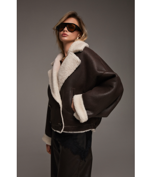 Двухсторонняя короткая дубленка-бомбер коричневого цвета - фото 3