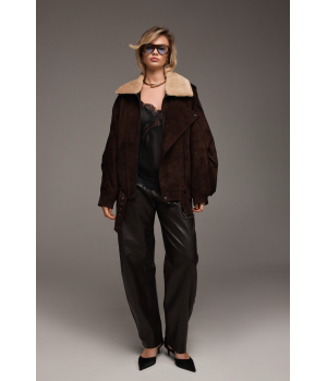 Замшевая куртка-косуха коричневого цвета с меховым воротником - фото 0