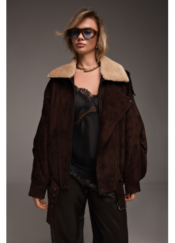 Замшевая куртка-косуха коричневого цвета с меховым воротником - фото 1