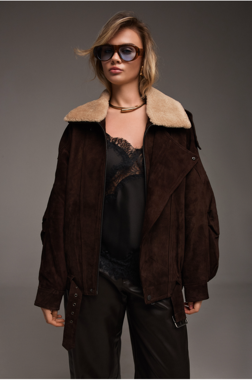 Замшевая куртка-косуха коричневого цвета с меховым воротником - фото 0 Замшевая куртка-косуха коричневого цвета с меховым воротником - фото 0