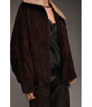 Замшевая куртка-косуха коричневого цвета с меховым воротником - фото 6