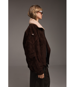 Замшевая куртка-косуха коричневого цвета с меховым воротником - фото 4