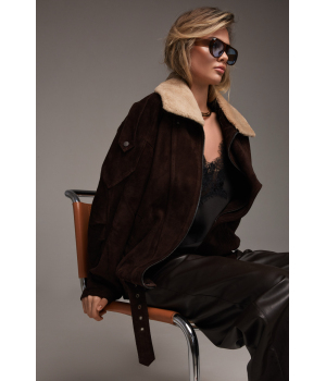 Замшевая куртка-косуха коричневого цвета с меховым воротником - фото 3