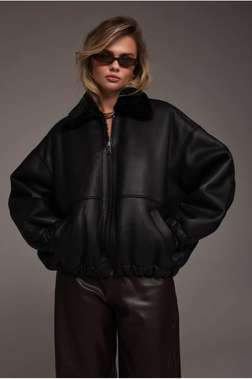 Дубленка-бомбер черного цвета - фото 0