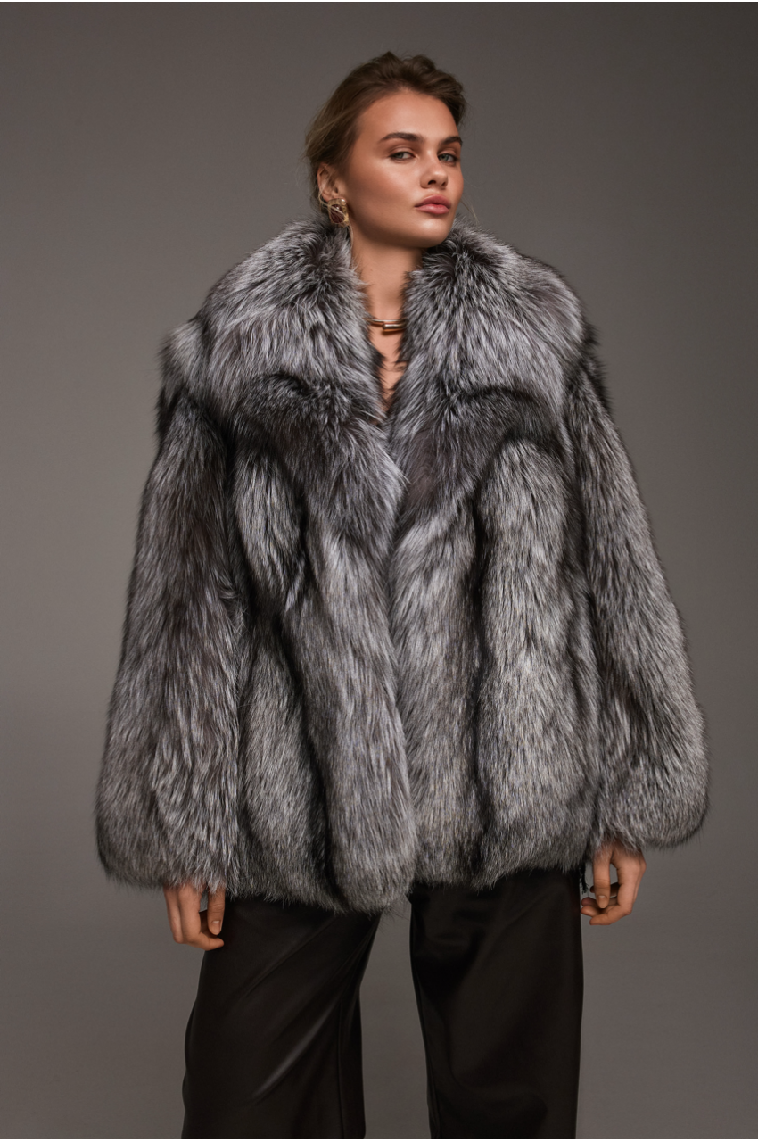 Стильная серая шуба из лисы чернобурки - фото 0
