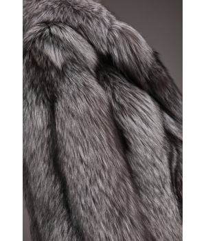 Стильная серая шуба из лисы чернобурки - фото 2