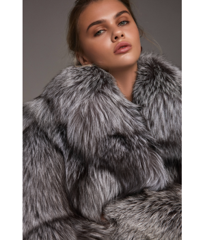 Стильная серая шуба из лисы чернобурки - фото 8