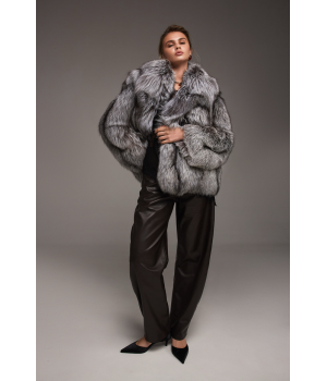 Стильная серая шуба из лисы чернобурки - фото 5