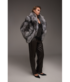 Стильная серая шуба из лисы чернобурки - фото 6