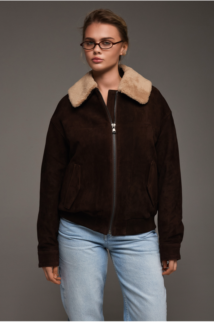 Замшевая куртка из натуральной кожи коричневого цвета с меховым воротником - фото 0 Замшевая куртка из натуральной кожи коричневого цвета с меховым воротником - фото 0