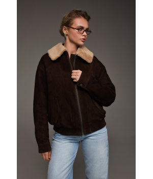 Замшевая куртка из натуральной кожи коричневого цвета с меховым воротником - фото 1