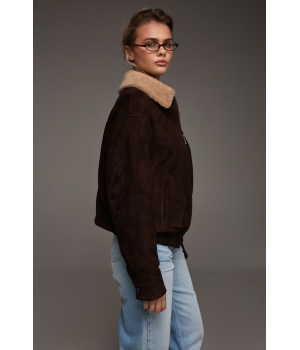 Замшевая куртка из натуральной кожи коричневого цвета с меховым воротником - фото 2