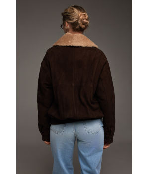 Замшевая куртка из натуральной кожи коричневого цвета с меховым воротником - фото 4