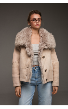 Женская замшевая дубленка бежевого цвета - фото 1