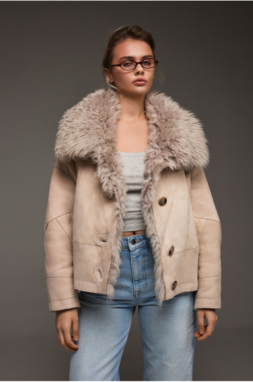 Женская замшевая дубленка бежевого цвета - фото 0