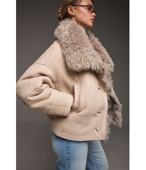 Женская замшевая дубленка бежевого цвета - фото 2