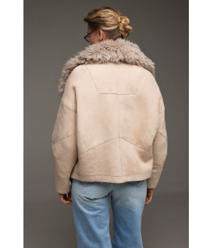 Женская замшевая дубленка бежевого цвета - фото 1
