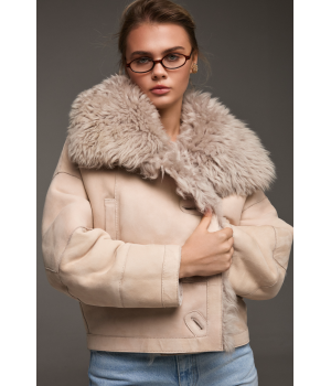 Женская замшевая дубленка бежевого цвета - фото 0