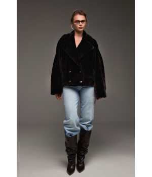 Двухсторонняя короткая дубленка-бомбер темно-шоколадного цвета - фото 5