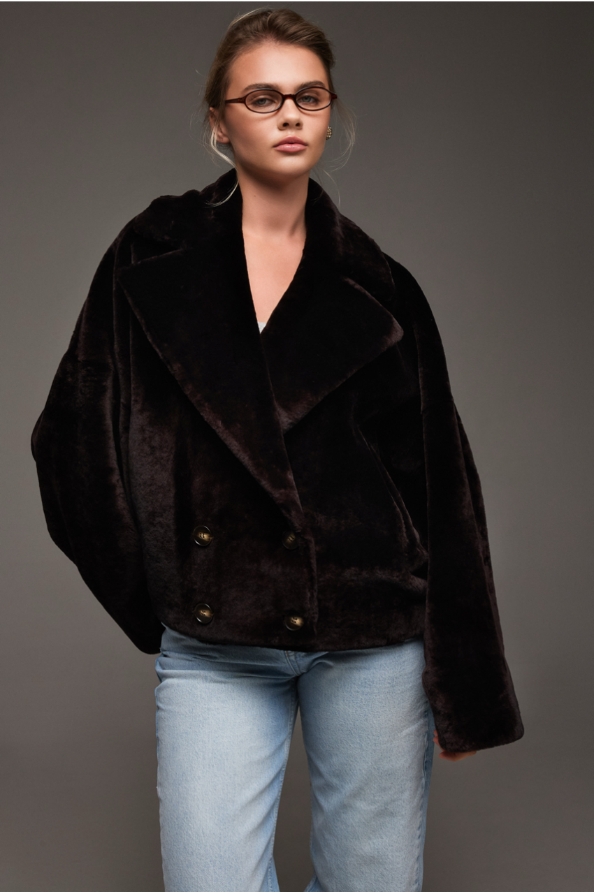 Двухсторонняя короткая дубленка-бомбер темно-шоколадного цвета - фото 0 Двухсторонняя короткая дубленка-бомбер темно-шоколадного цвета - фото 0