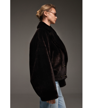 Двухсторонняя короткая дубленка-бомбер темно-шоколадного цвета - фото 4