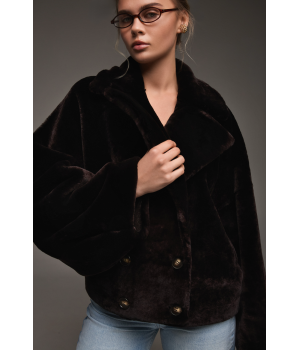 Двухсторонняя короткая дубленка-бомбер темно-шоколадного цвета - фото 1