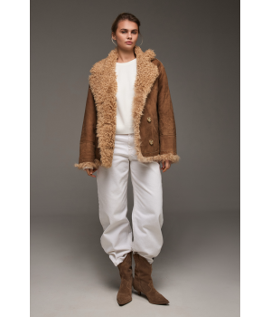 Замшевая дубленка коричневого цвета из натуральной овчины - фото 5