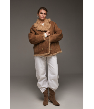 Замшевая дубленка коричневого цвета из натуральной овчины - фото 4