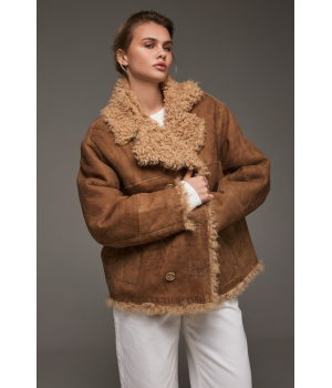 Замшевая дубленка коричневого цвета из натуральной овчины - фото 3