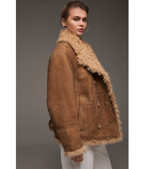 Замшевая дубленка коричневого цвета из натуральной овчины - фото 2
