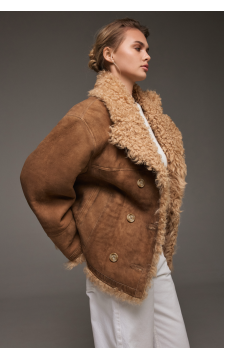 Замшевая дубленка коричневого цвета из натуральной овчины - фото 1