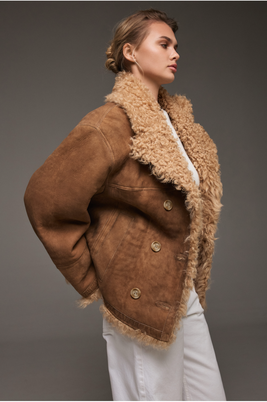 Замшевая дубленка коричневого цвета из натуральной овчины - фото 0