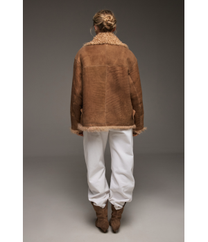 Замшевая дубленка коричневого цвета из натуральной овчины - фото 1