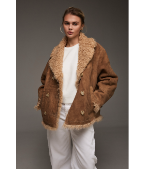 Замшевая дубленка коричневого цвета из натуральной овчины - фото 0