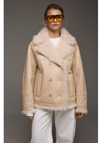 Дубленка бежевого цвета из натуральной овчины - фото 1